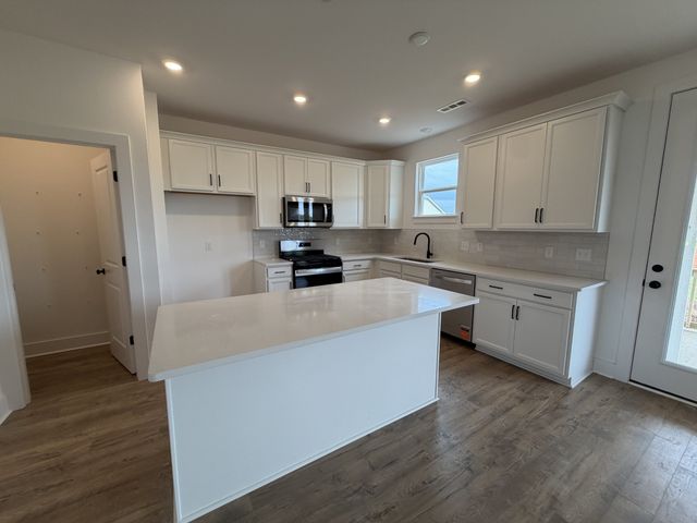 1417 Charles Dr, Chapel Hill, TN 37034