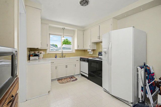 29217 Dembs Drive, Roseville, MI 48066
