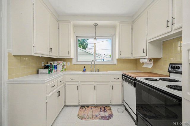 29217 Dembs Drive, Roseville, MI 48066