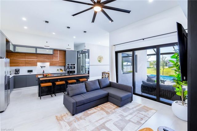 10 SW 33rd PL, Cape Coral, FL 33991