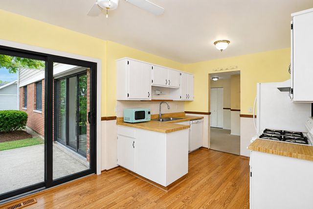 234 Deerpath Court D1, Schaumburg, IL 60193