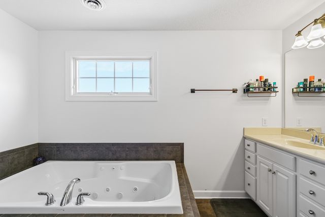 5091 PIGEON CREEK Trail, Bettendorf, IA 52722
