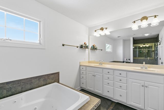 5091 PIGEON CREEK Trail, Bettendorf, IA 52722