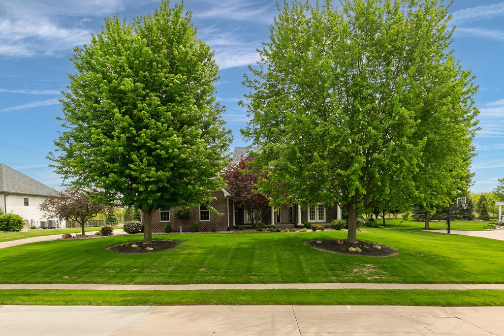 5091 PIGEON CREEK Trail, Bettendorf, IA 52722