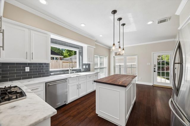 2209 Summer Reef Drive, League City, TX 77573