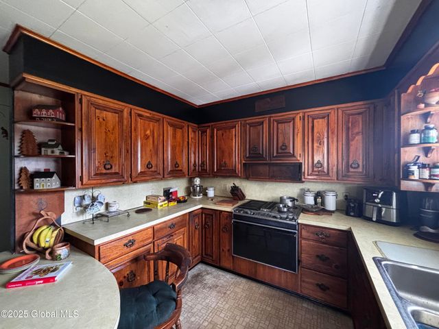 26 4th Avenue, Warrensburg, NY 12885