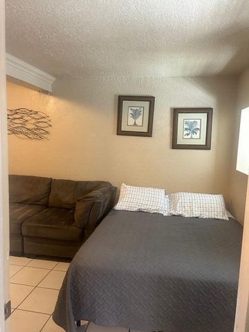 727 Penn Street Apt 2, West Palm Beach, FL 33401