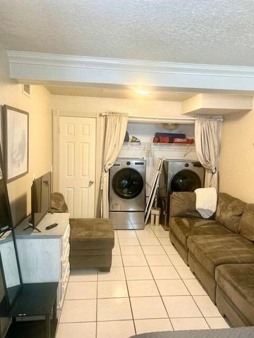 727 Penn Street Apt 2, West Palm Beach, FL 33401