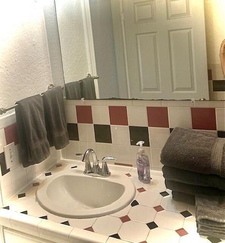 727 Penn Street Apt 2, West Palm Beach, FL 33401