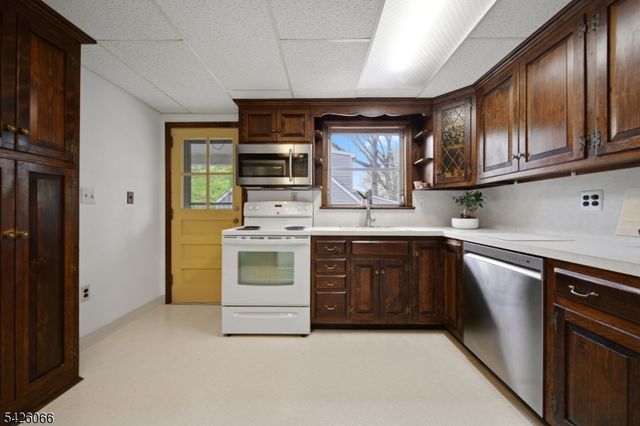 34 Zimmer Ave, Midland Park Boro, NJ 07432