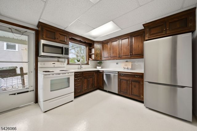 34 Zimmer Ave, Midland Park Boro, NJ 07432