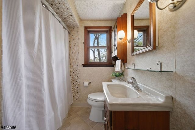 34 Zimmer Ave, Midland Park Boro, NJ 07432