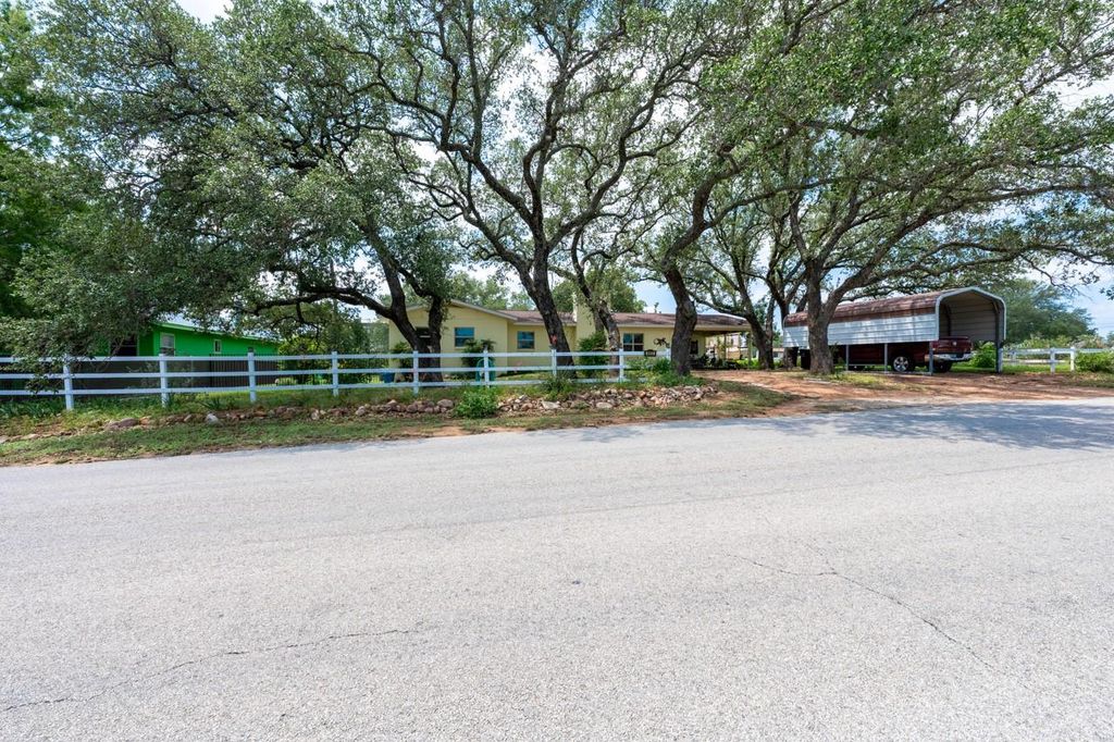 602 Elkhorn, Llano, TX 78639
