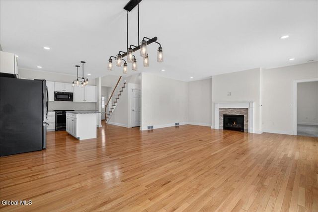 9 Lakepointe Way, Stillwater, NY 12866