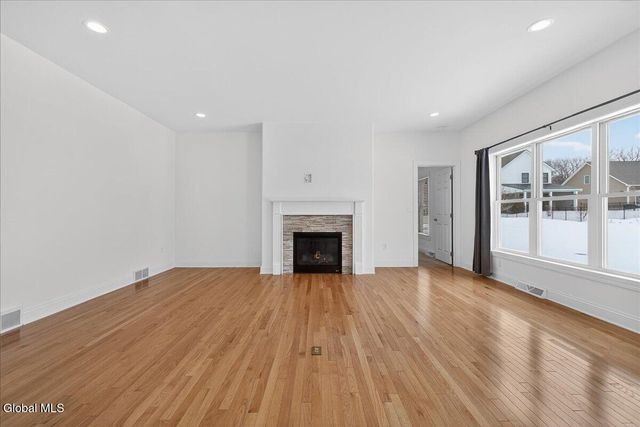 9 Lakepointe Way, Stillwater, NY 12866