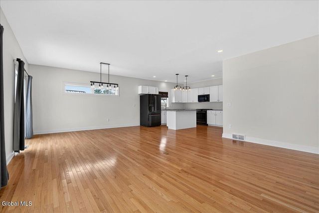 9 Lakepointe Way, Stillwater, NY 12866