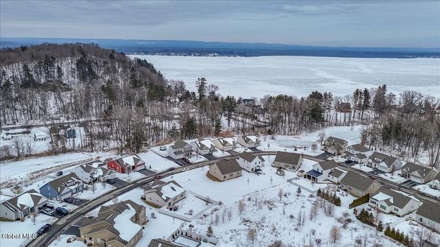 9 Lakepointe Way, Stillwater, NY 12866