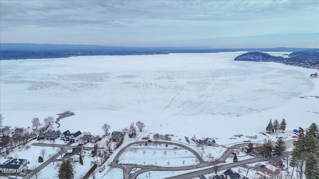 9 Lakepointe Way, Stillwater, NY 12866