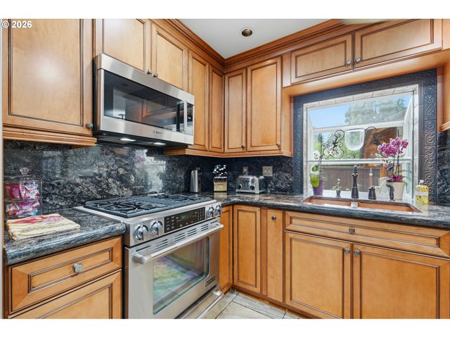 16867 WIGHT Ln, Lake Oswego, OR 97035