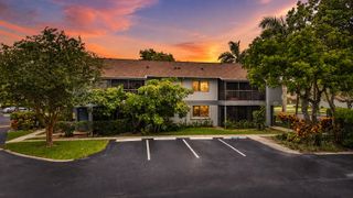 2753 S OAKLAND FOREST Drive 102, Oakland Park, FL 33309