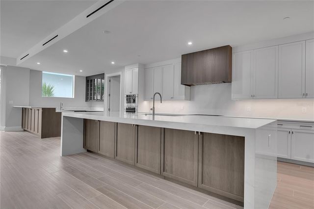 70 AVENIDA VENECCIA 204, Sarasota, FL 34242