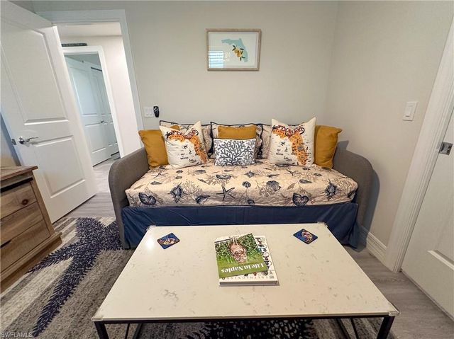 250 Indies Dr 101, Naples, FL 34114