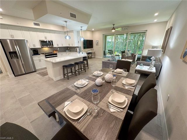 250 Indies Dr 101, Naples, FL 34114