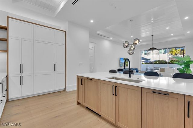 201 8th ST S 209, Naples, FL 34102