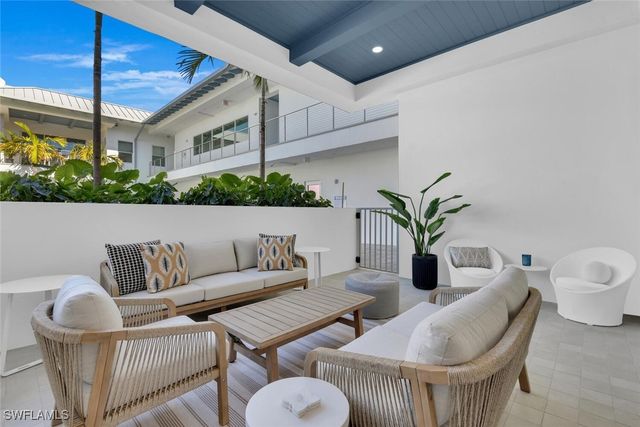 201 8th ST S 209, Naples, FL 34102