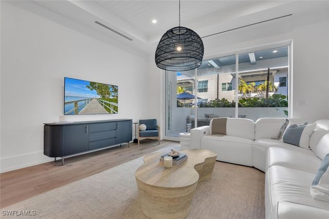 201 8th ST S 209, Naples, FL 34102