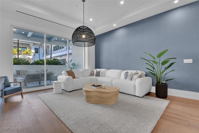 201 8th ST S 209, Naples, FL 34102