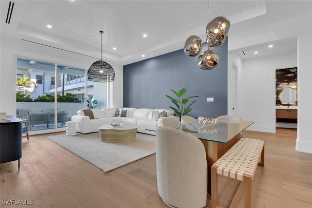 201 8th ST S 209, Naples, FL 34102