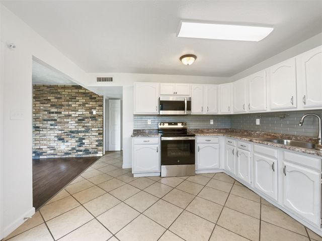 2018 Stockton Trail, Grand Prairie, TX 75052