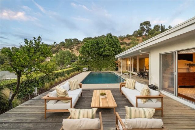 3511 Stonehill Place, Sherman Oaks, CA 91423