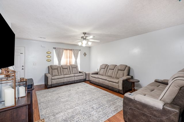 1424 E Nir Shreibman Blvd, La Vergne, TN 37086