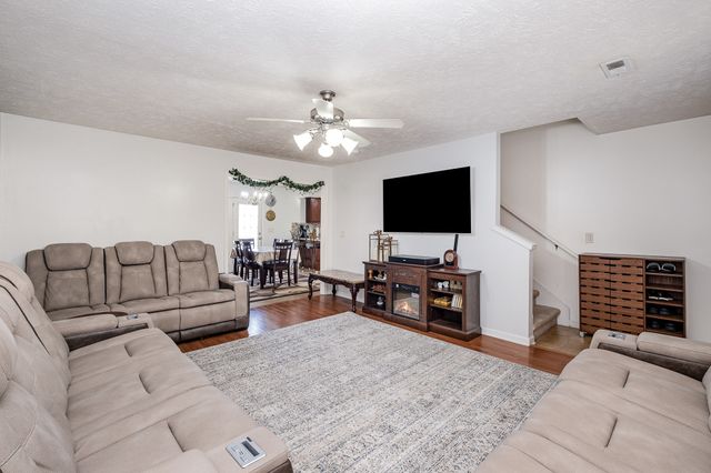 1424 E Nir Shreibman Blvd, La Vergne, TN 37086