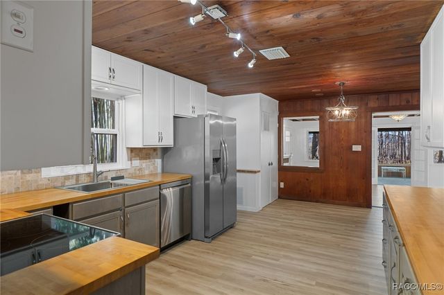 9193 S Great Oaks Drive, Floral City, FL 34436