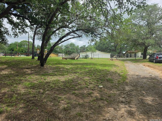 216 Creeks End, Floresville, TX 78114