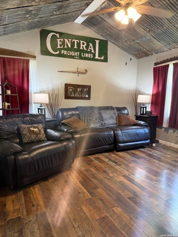 216 Creeks End, Floresville, TX 78114
