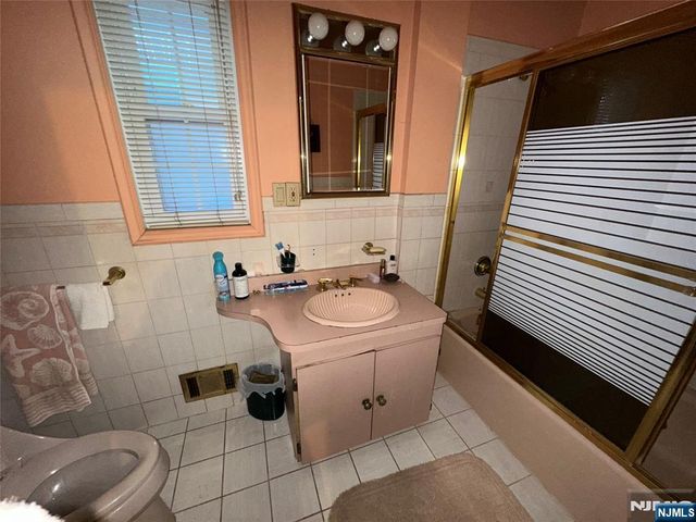 250 Stuyvesant Road, Teaneck, NJ 07666