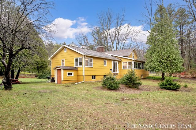 1111 2nd Street, Pentwater, MI 49449