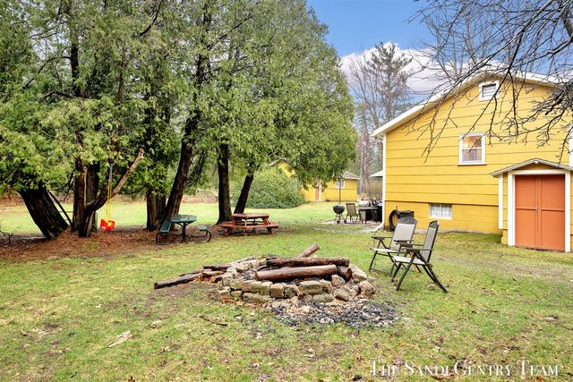 1111 2nd Street, Pentwater, MI 49449