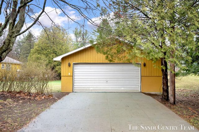 1111 2nd Street, Pentwater, MI 49449