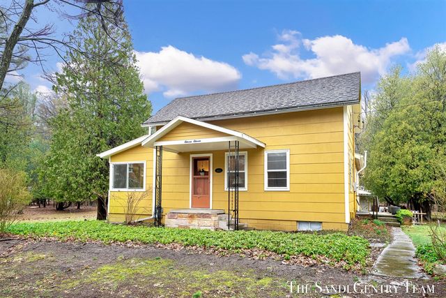 1111 2nd Street, Pentwater, MI 49449