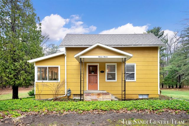1111 2nd Street, Pentwater, MI 49449