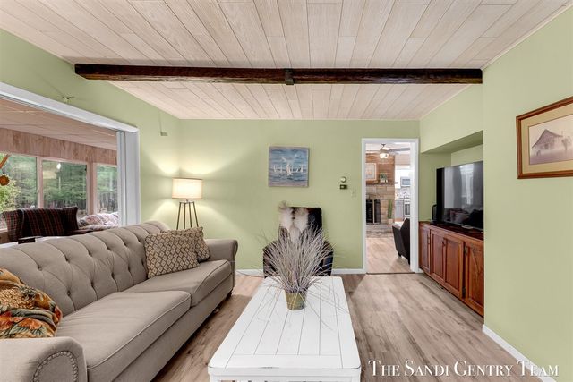 1111 2nd Street, Pentwater, MI 49449