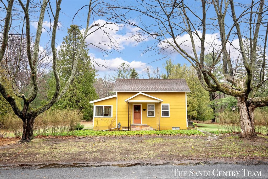 1111 2nd Street, Pentwater, MI 49449