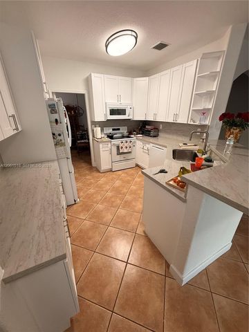 15462 SW 39th St, Miami, FL 33185