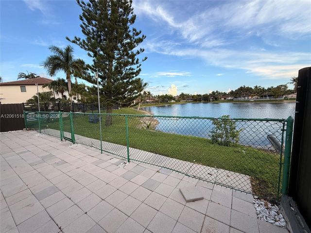 15462 SW 39th St, Miami, FL 33185