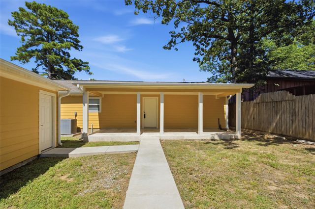 340 Oak Ridge Drive, Onalaska, TX 77360